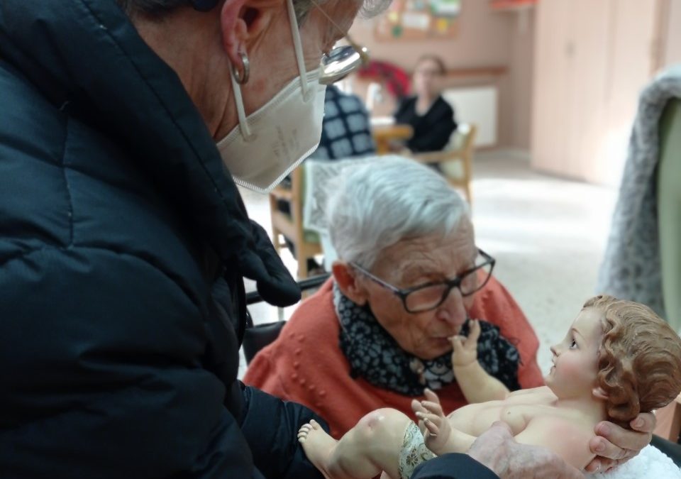 La imagen del Niño Jesús es llevada a los mayores del  Centro de Día