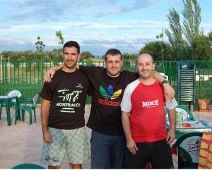 Antonio Muelas (centro) junto a nuestros paisanos "Chepe" (izq.) y "Galy" en Torrejoncillo.