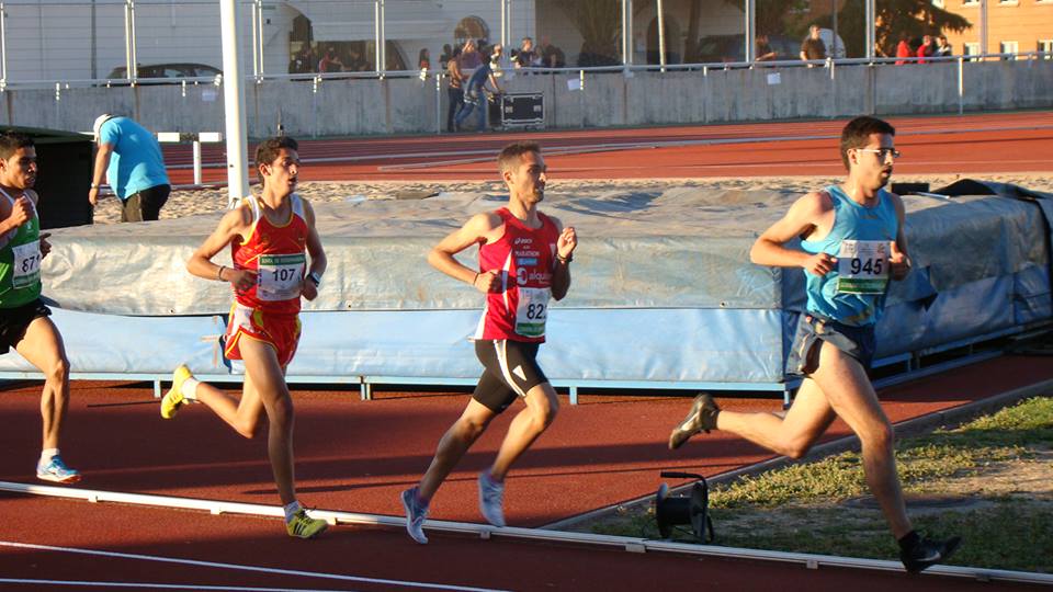 Mario Mirabel completa la colección con su bronce en el regional de 5.000 m.l.